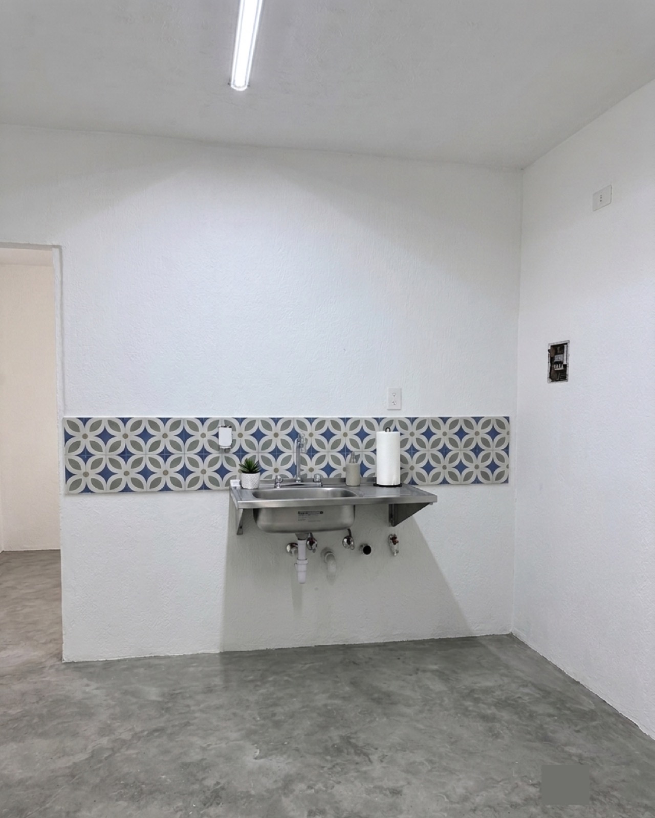 Departamento Flamingo — área de cocina con talavera